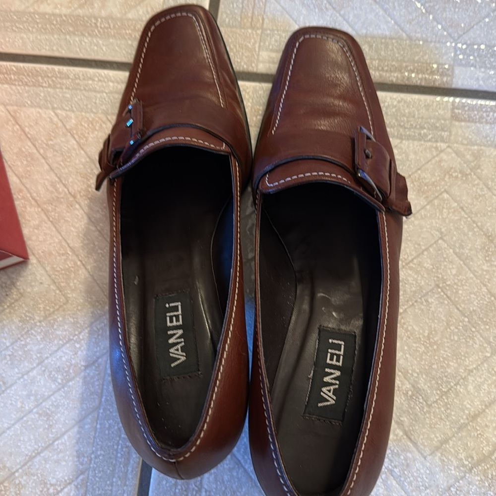 Woman’s size 10 brown leather heels with beautiful silver buckle and stitching - Picture 8 of 11